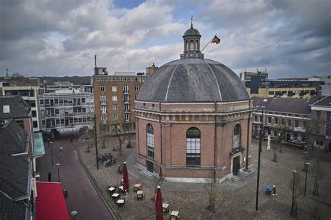 Een foto van de gerestaureerde Koepelkerk, die de succesvolle restauratie benadrukt.