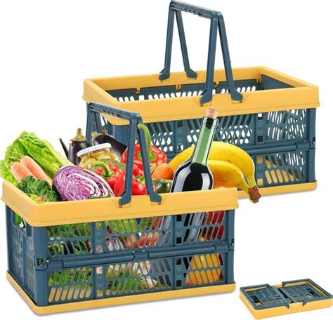 oogsttafel met symbolische boom en boodschappenmand