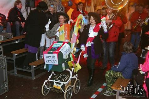 versierde kinderwagens en rompertjes in de kerk