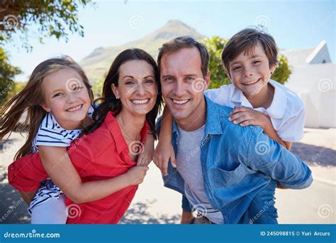 illustratie van gezinnen die samenkomen in de kerk