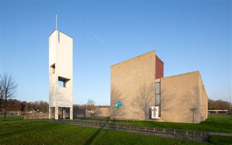 Gedetailleerde foto van de modernistisch vormgegeven Gereformeerde Kerk in Nagele.
