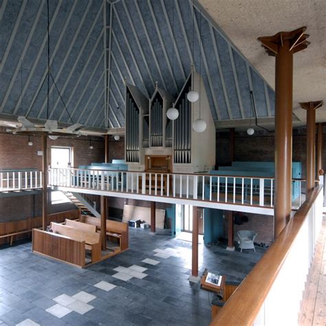 Architectonische details van de Gereformeerde Kerk in Ens, met glas-in-betonvensters.