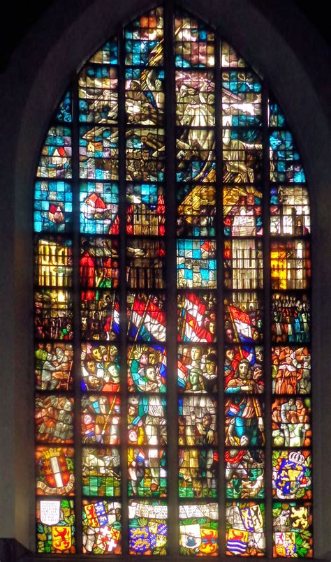 interieur van de Grote Kerk met gebrandschilderde ramen en beelden