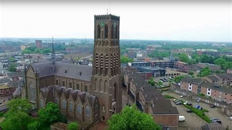 gedenkteken 'Triomferende Maria' bij de Grote Kerk Oss