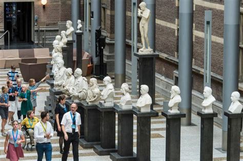 Interieur van de Statenpassage met tentoonstellingspanelen