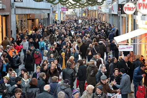 Groep mensen die evangelisatiefolders uitdeelt op straat