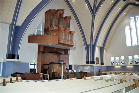 Interieur van een historische gereformeerde kerk met kansel en psalmborden