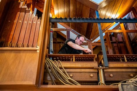 Onderdelen van het orgel in de werkplaats van de orgelbouwer