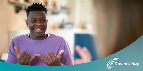 Illustratie van mensen die met gebaren communiceren tijdens een kerkdienst.