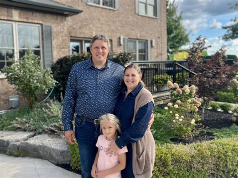 Henry en Melanie Breman met hun dochter Olivia bij hun woning in Tillsonburg (Ontario)