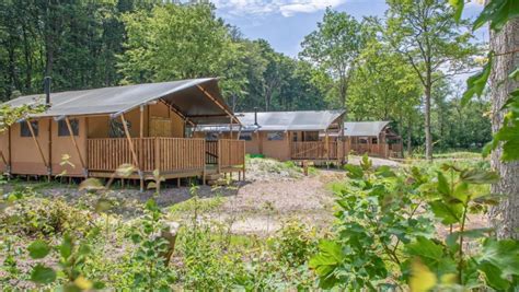 Foto van een rustieke accommodatie in een natuurlijke omgeving