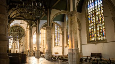 Architectonische schets van de Sint-Janskerk met nadruk op de verschillende bouwfasen van de toren en het schip.