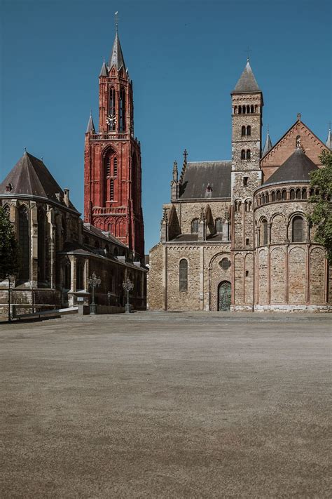 Gedetailleerde foto van de rode toren van de Sint-Janskerk, met de karakteristieke lantaarn en spits.