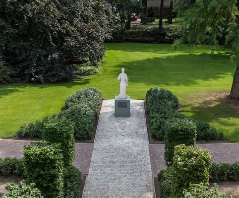 een sfeervolle parktuin met wandelpaden en zitjes