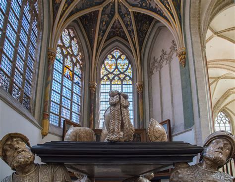 Gedetailleerde foto van een van de grafmonumenten in de kerk