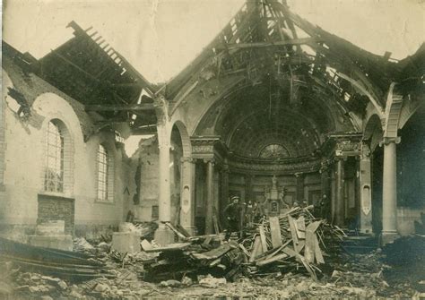 Illustratie van de verwoesting van de kerk na de brand van 1924
