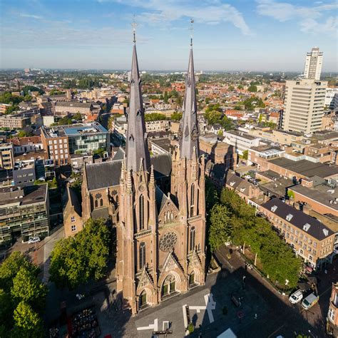 Exterieur van de kerk van Noordwolde met de toren