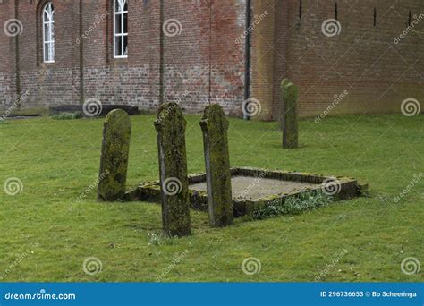 Selectie van oude grafstenen op het kerkhof van Noordwolde