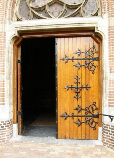 Themafoto van een open kerkdeur met een warme gloed erachter
