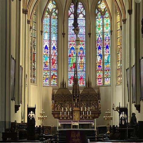 Artistieke impressie van de vernieuwde Sint-Petruskerk met focus op de centrale plaats van het altaar en de daglichttoetreding.