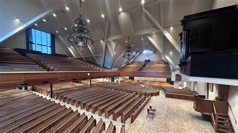 Visualisatie van de vernieuwde kerkzaal met dwarsopstelling