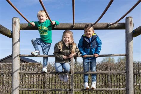 Foto van een groep kinderen tijdens een kerkelijke activiteit.