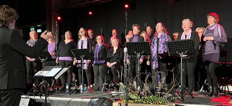 Foto van het gospelkoor Onderweg tijdens een optreden