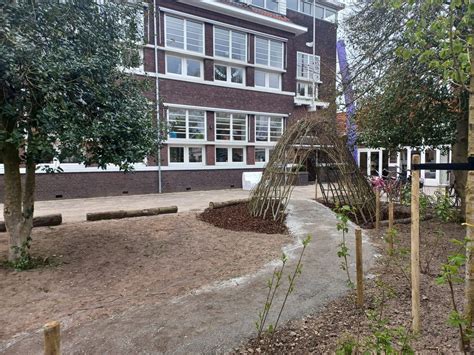 Architectonisch ontwerp van een christelijke basisschool met symbolische elementen
