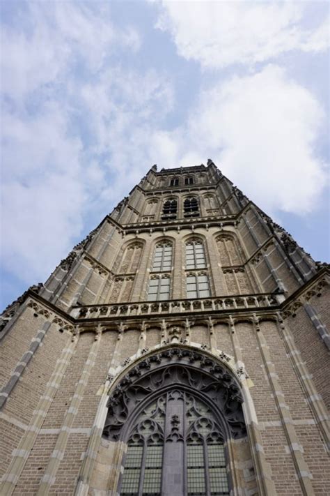 Artistieke impressie van de Sint-Maartenskerk van Zaltbommel met zijn kenmerkende toren