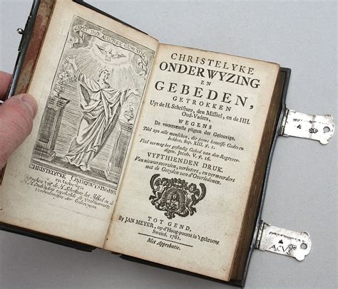 Een collage van verschillende gebedsteksten en -vormen, zoals een gebedenboek, een notitieboekje en een digitale gebedsapp