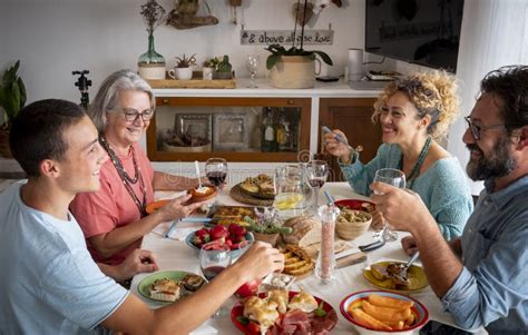 Een gezellige eettafel met een gezin dat samen bidt voor het eten