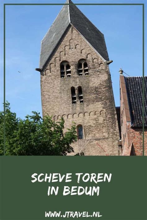 Detail van de scheve toren van de Grote of Onze-Lieve-Vrouwekerk, met de wijzerplaten.
