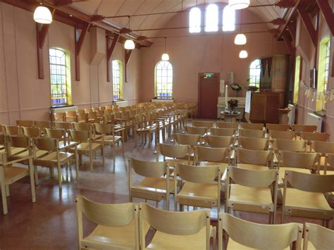 Interieur van de gerenoveerde Kapel Hoog Soeren met zitplaatsen en liturgisch centrum
