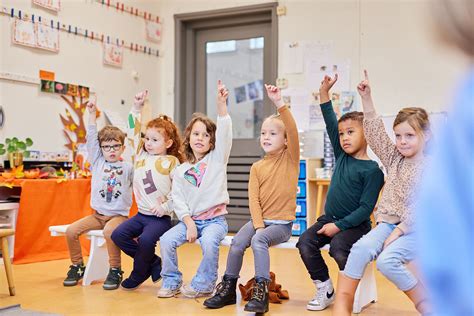 Interieur van een warme en gezellige basisschool met kinderen die leren.