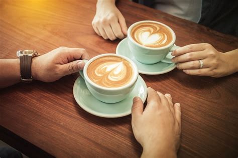 Foto van gemeenteleden die samen koffie drinken na een kerkdienst