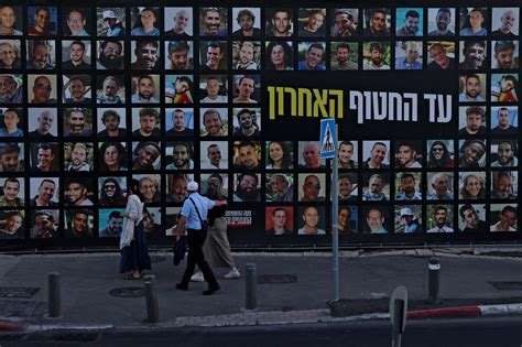 Illustratie van de helden van Israël, met portretten van de genoemde personen en symbolische beelden van strijd en opoffering.