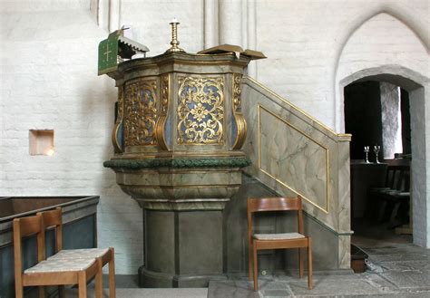 Collage van diverse liturgische uitingen: symbolen, gezangboeken, een kansel