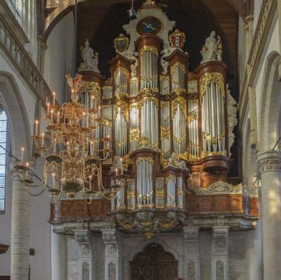 illustratie van een kerkorgel met daarnaast moderne muziekinstrumenten zoals een gitaar en drumstel, symbolisch voor de discussie over kerkmuziek