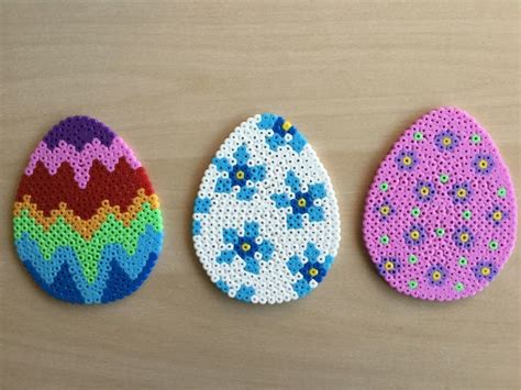 Voorbeelden van paasknutsels, zoals strijkkralen eieren