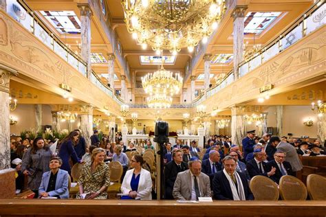 Interieur van een liberale synagoge met mannen en vrouwen die samen zitten.