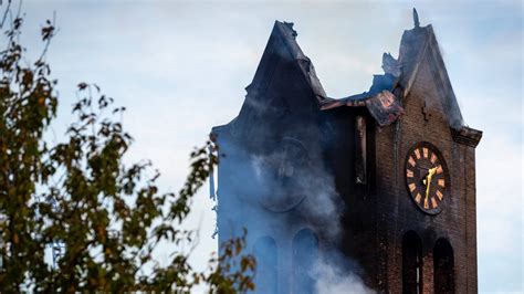 een foto van een kerk die verwoest is door brand