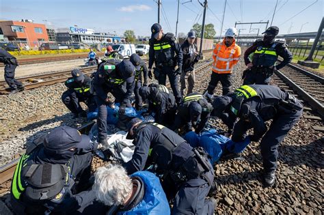 demonstranten die door politie worden aangehouden in Tilburg