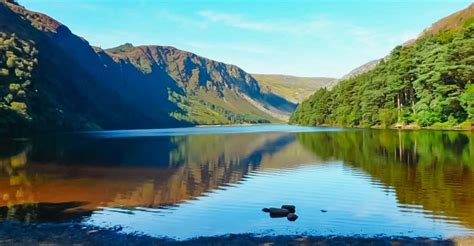 Illustratie van Ierse landschappen met de Wicklow Mountains.