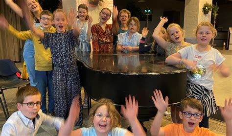 illustratie van een kinderkoor in een kerk