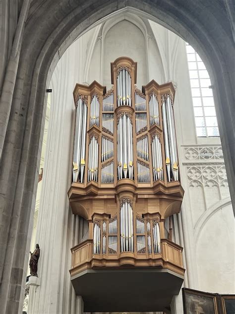 Visualisatie van de Orgel- en concertcommissie die een orgel inspecteert.
