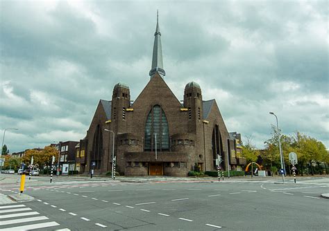 aanzicht van de Nieuwe Kerk in De Bilt met het kerkhof