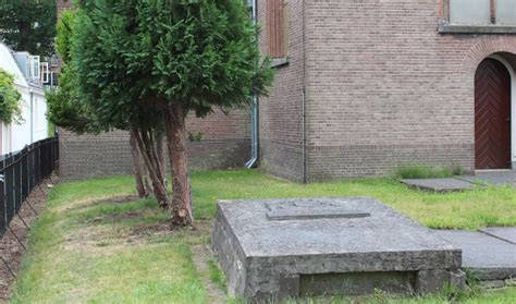 overzicht van grafzerken op het kerkhof van De Bilt