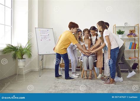 Kinderen spelen samen in een klaslokaal