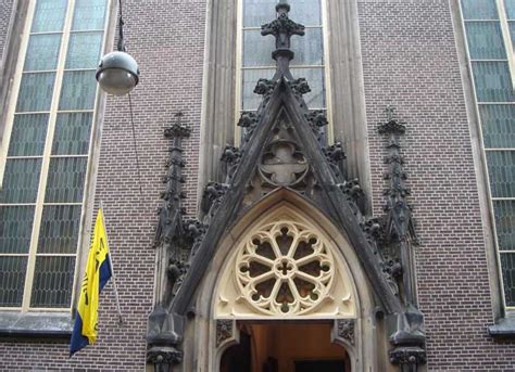 Gezicht op de voorgevel van de Duitse Evangelische Kerk in Den Haag met de neogotische trapgevel en de toren
