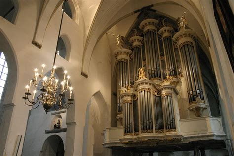 Detail van het orgel van Pieter Flaes (1870) in de Duitse Evangelische Kerk, met nadruk op de neogotische kas en pijpwerk